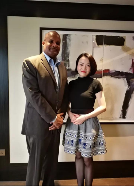 永銘國際項目總監Echo與多米尼克移民局長合影 投資移民