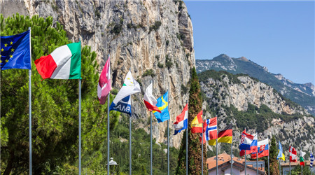 藍(lán)天下的彩旗