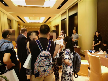 等待現(xiàn)場咨詢的高客